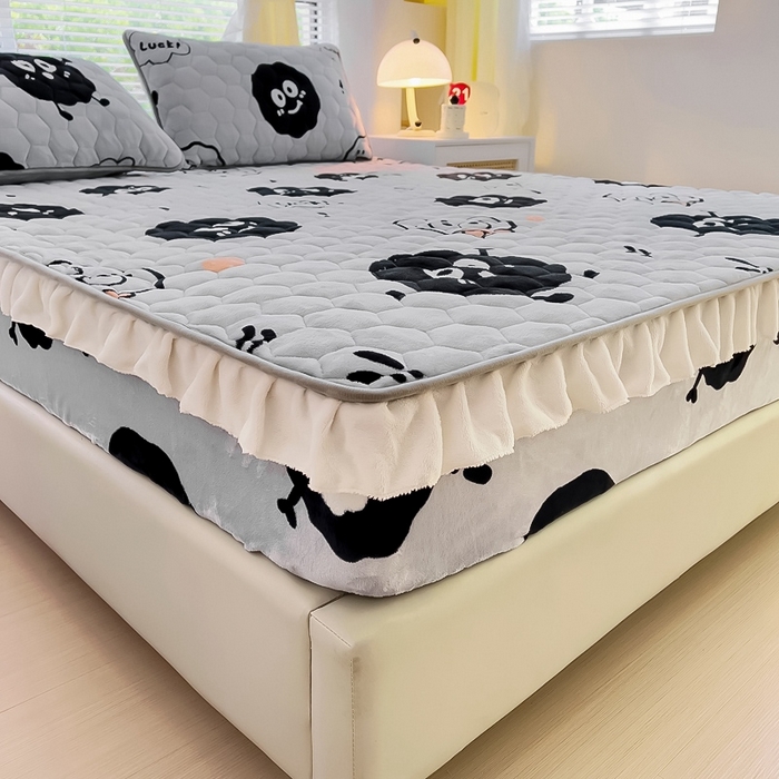 91家纺网 家纺一手货源 找家纺 情煊家纺 2023新款保暖牛奶绒夹棉床笠-花边款 黑豆精灵