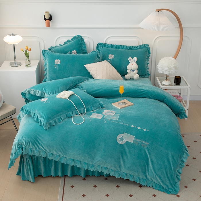 91家纺网 家纺一手货源 找家纺 优姿家纺 2024新品8.5斤德芙绒韩版床裙绣花保暖四件套 绽放湖兰