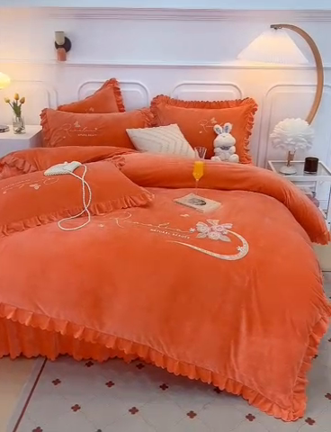 91家纺网 家纺一手货源 找家纺 优姿家纺 2024新品8.5斤德芙绒韩版床裙绣花保暖四件套 时尚玫瑰香妃桔