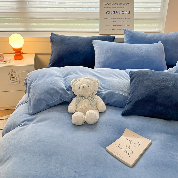 91家纺网 家纺一手货源 找家纺 三朵家纺 2023新款牛奶绒混搭系列四件套 琉璃蓝-蓝