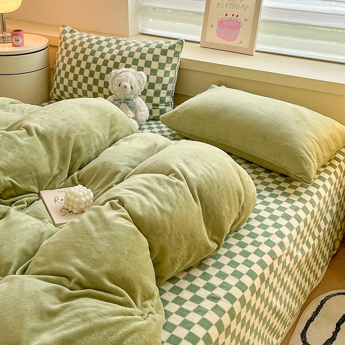 91家纺网 家纺一手货源 找家纺 三朵家纺 2023新款牛奶绒混搭系列四件套 橄榄绿+绿格