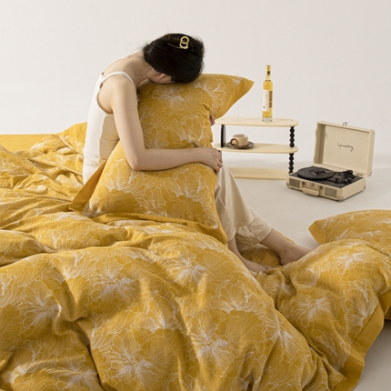 91家纺网 家纺一手货源 找家纺 安莱生活 2023新款花海系列色织双层纱工艺款宽边高奢四件套 花海-姜黄