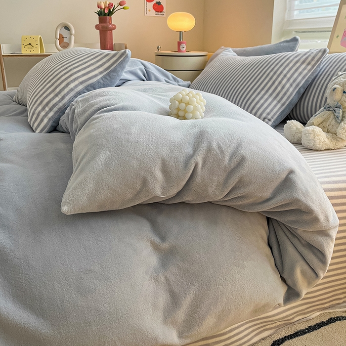 91家纺网 家纺一手货源 找家纺 三朵家纺 2023新款牛奶绒混搭系列四件套 粉蓝+细条