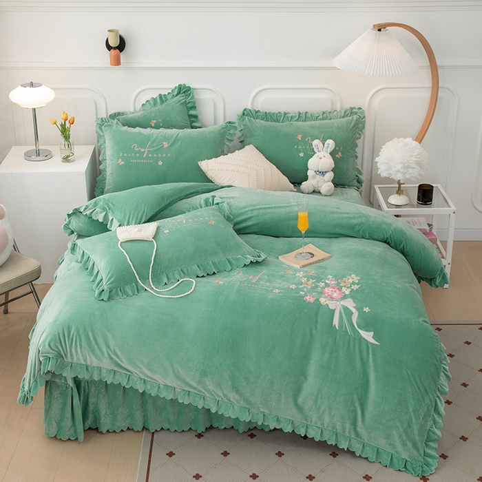 91家纺网 家纺一手货源 找家纺 优姿家纺 2024新品8.5斤德芙绒韩版床裙绣花保暖四件套 今生有约浅绿