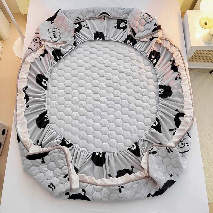 91家纺网 家纺一手货源 找家纺 情煊家纺 2023新款保暖牛奶绒夹棉床笠-花边款 黑豆精灵