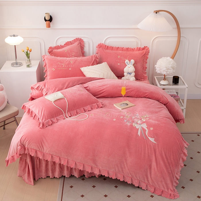 91家纺网 家纺一手货源 找家纺 优姿家纺 2024新品8.5斤德芙绒韩版床裙绣花保暖四件套 今生有约少女粉