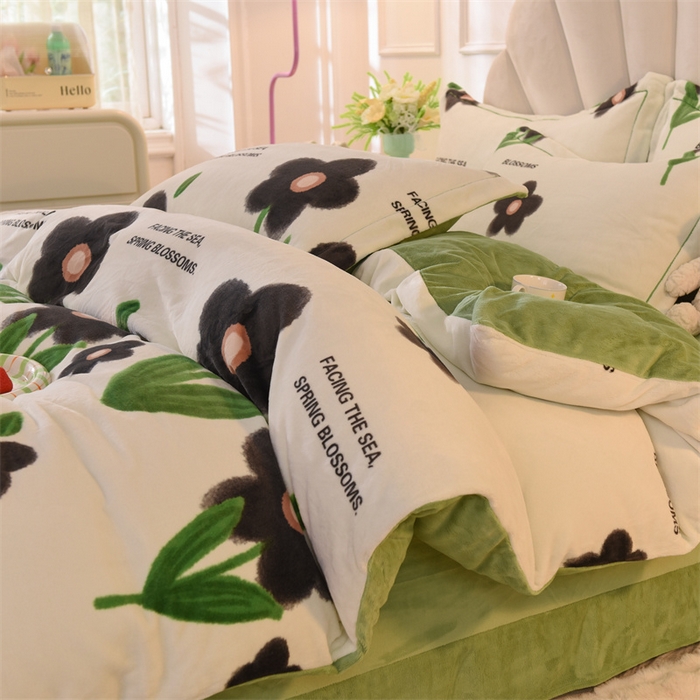 91家纺网 家纺一手货源 找家纺 暖洋 2024新款A类母婴加厚印花牛奶绒臻棉绒四件套场景二 墨影