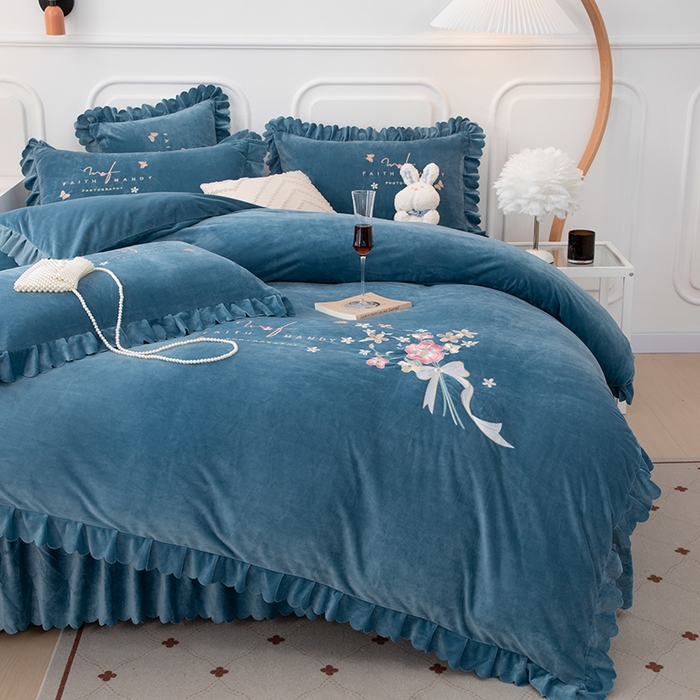 91家纺网 家纺一手货源 找家纺 优姿家纺 2024新品8.5斤德芙绒韩版床裙绣花保暖四件套 今生有约宝石兰