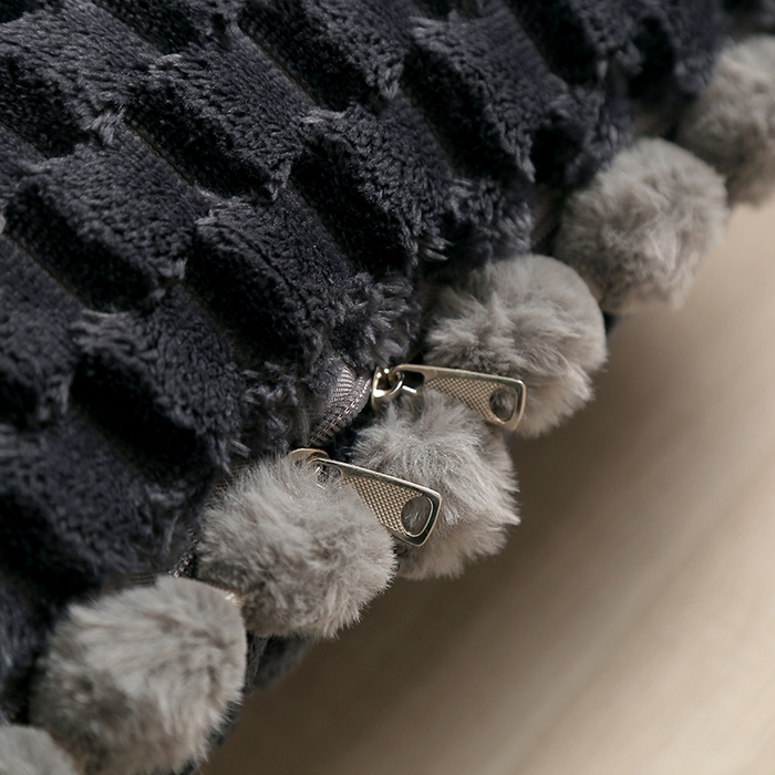 91家纺网 家纺一手货源 找家纺 伊可爱 2023秋冬多功能轻奢暖绒抱枕被盖毯 深灰色