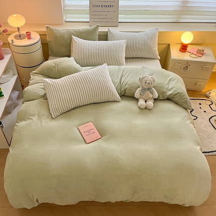 91家纺网 家纺一手货源 找家纺 三朵家纺 2023新款牛奶绒混搭系列四件套 果绿+细条