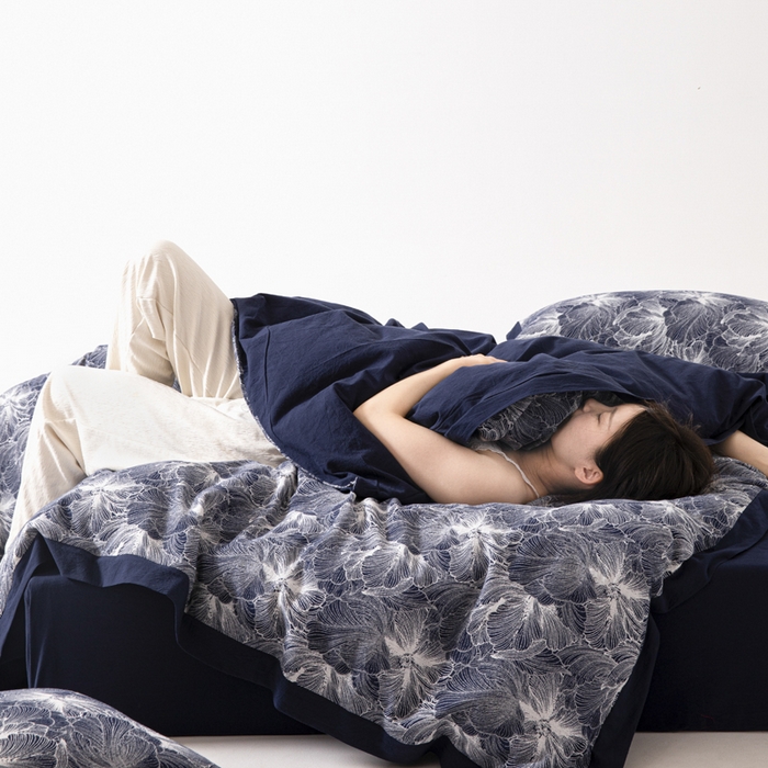 91家纺网 家纺一手货源 找家纺 安莱生活 2023新款花海系列色织双层纱工艺款宽边高奢四件套 花海-藏青