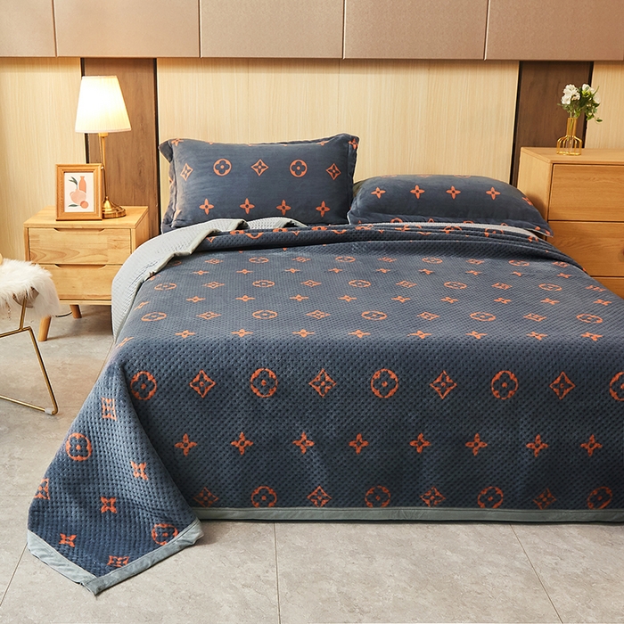 91家纺网 家纺一手货源 找家纺 胜权 2024款高克重牛奶绒夹棉单床盖单件保暖床盖三件套 四叶草-灰