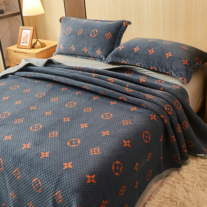 91家纺网 家纺一手货源 找家纺 胜权 2024款高克重牛奶绒夹棉单床盖单件保暖床盖三件套 四叶草-灰