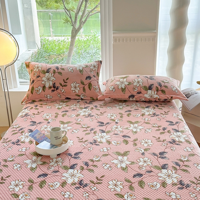 91家纺网 家纺一手货源 找家纺 胜权 2024款高克重牛奶绒夹棉单床盖单件保暖床盖三件套 红薇