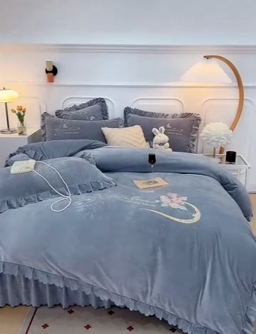 91家纺网 家纺一手货源 找家纺 优姿家纺 2024新品8.5斤德芙绒韩版床裙绣花保暖四件套 时尚玫瑰绅士灰