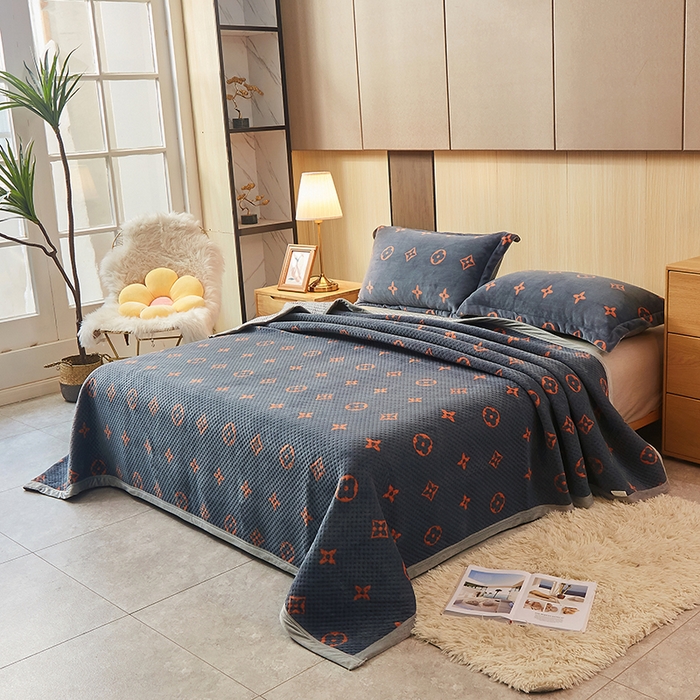 91家纺网 家纺一手货源 找家纺 胜权 2024款高克重牛奶绒夹棉单床盖单件保暖床盖三件套 四叶草-灰