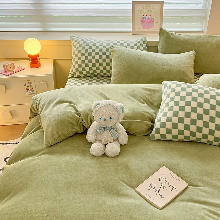 91家纺网 家纺一手货源 找家纺 三朵家纺 2023新款牛奶绒混搭系列四件套 橄榄绿+绿格