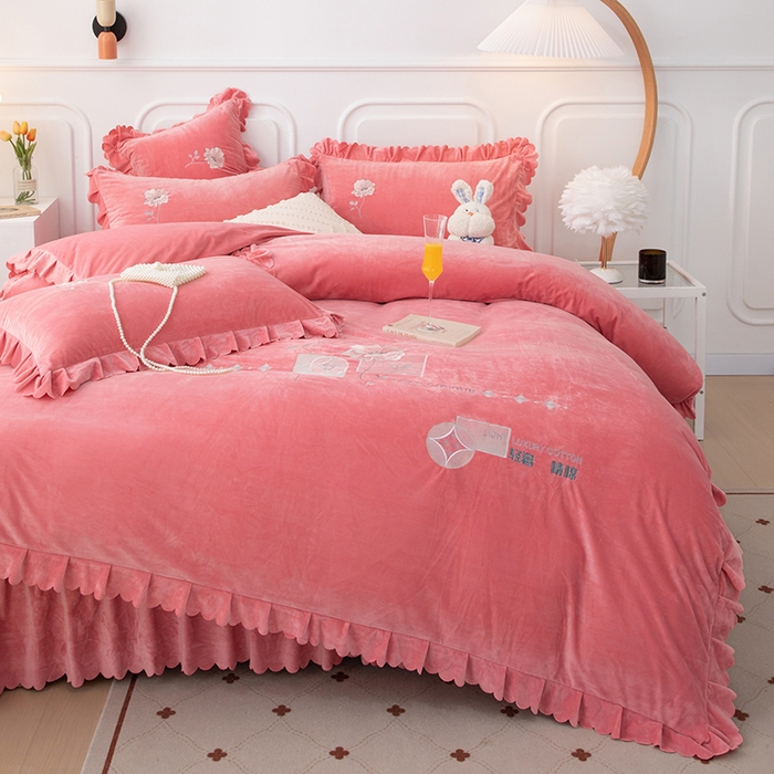 91家纺网 家纺一手货源 找家纺 优姿家纺 2024新品8.5斤德芙绒韩版床裙绣花保暖四件套 绽放少女粉