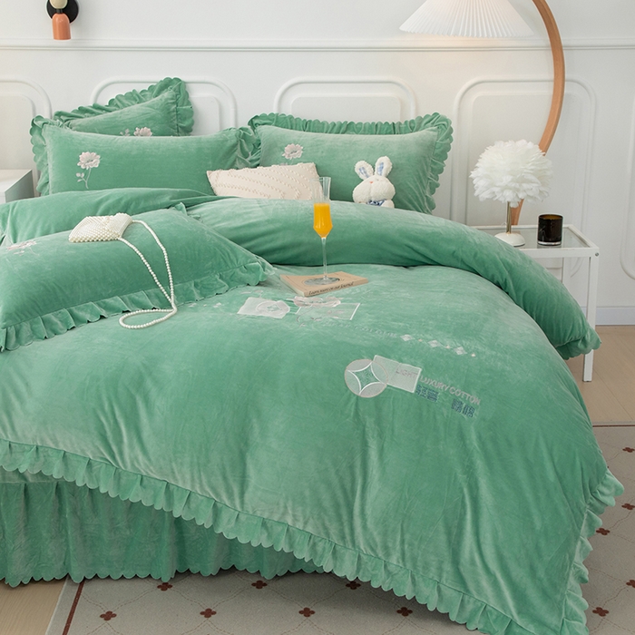 91家纺网 家纺一手货源 找家纺 优姿家纺 2024新品8.5斤德芙绒韩版床裙绣花保暖四件套 绽放浅绿