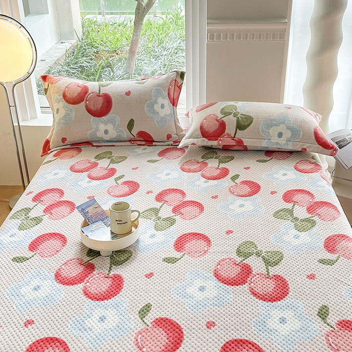 91家纺网 家纺一手货源 找家纺 胜权 2024款高克重牛奶绒夹棉单床盖单件保暖床盖三件套 樱桃世界