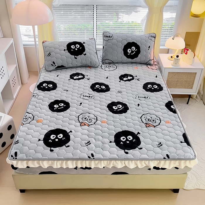 91家纺网 家纺一手货源 找家纺 情煊家纺 2023新款保暖牛奶绒夹棉床笠-花边款 黑豆精灵