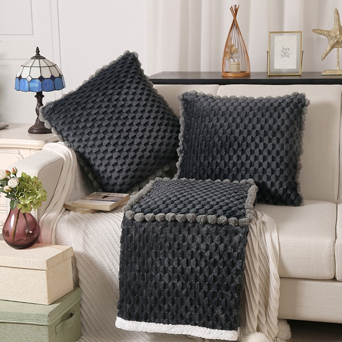 91家纺网 家纺一手货源 找家纺 伊可爱 2023秋冬多功能轻奢暖绒抱枕被盖毯 深灰色