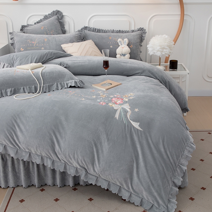 91家纺网 家纺一手货源 找家纺 优姿家纺 2024新品8.5斤德芙绒韩版床裙绣花保暖四件套 今生有约绅士灰