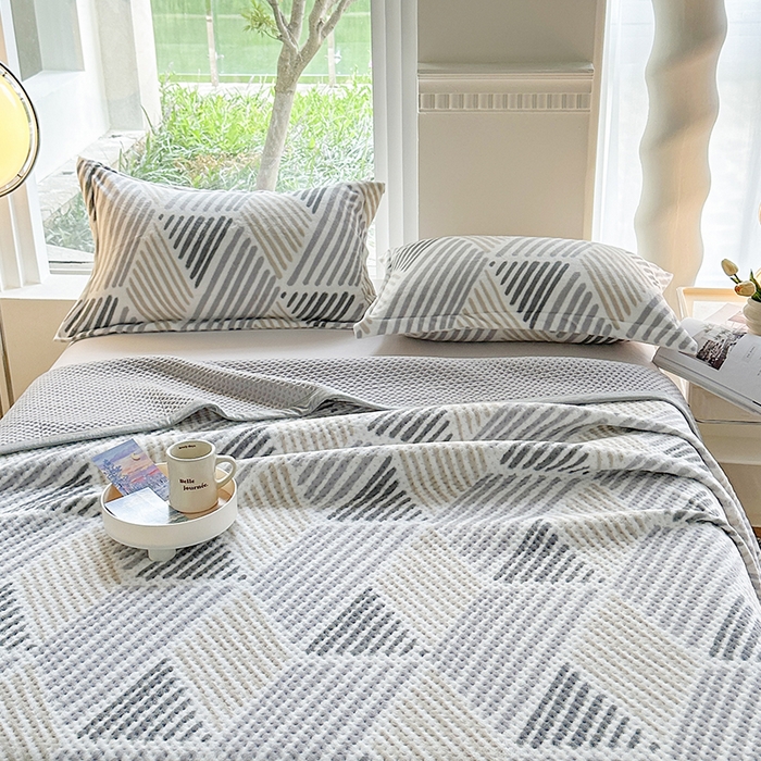 91家纺网 家纺一手货源 找家纺 胜权 2024款高克重牛奶绒夹棉单床盖单件保暖床盖三件套 柏拉图