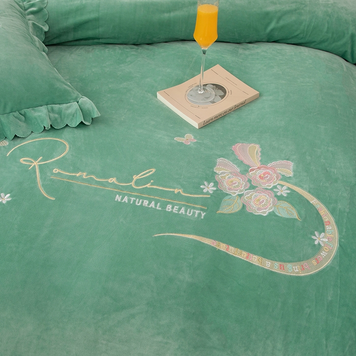 91家纺网 家纺一手货源 找家纺 优姿家纺 2024新品8.5斤德芙绒韩版床裙绣花保暖四件套 时尚玫瑰浅绿