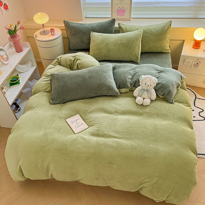 91家纺网 家纺一手货源 找家纺 三朵家纺 2023新款牛奶绒混搭系列四件套 橄榄绿+墨绿