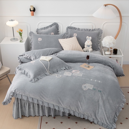 91家纺网 家纺一手货源 找家纺 优姿家纺 2024新品8.5斤德芙绒韩版床裙绣花保暖四件套 绽放绅士灰