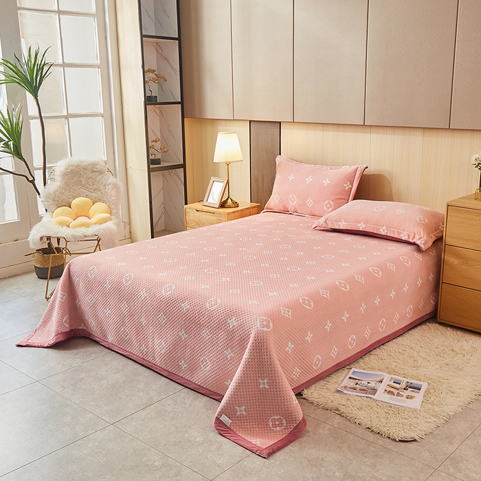 91家纺网 家纺一手货源 找家纺 胜权 2024款高克重牛奶绒夹棉单床盖单件保暖床盖三件套 四叶草-粉