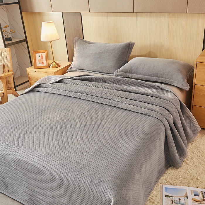 91家纺网 家纺一手货源 找家纺 胜权 2024款高克重牛奶绒夹棉单床盖单件保暖床盖三件套 贝儿多灰