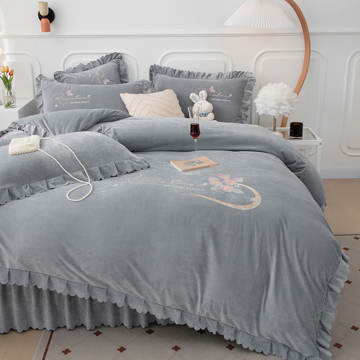 91家纺网 家纺一手货源 找家纺 优姿家纺 2024新品8.5斤德芙绒韩版床裙绣花保暖四件套 时尚玫瑰绅士灰