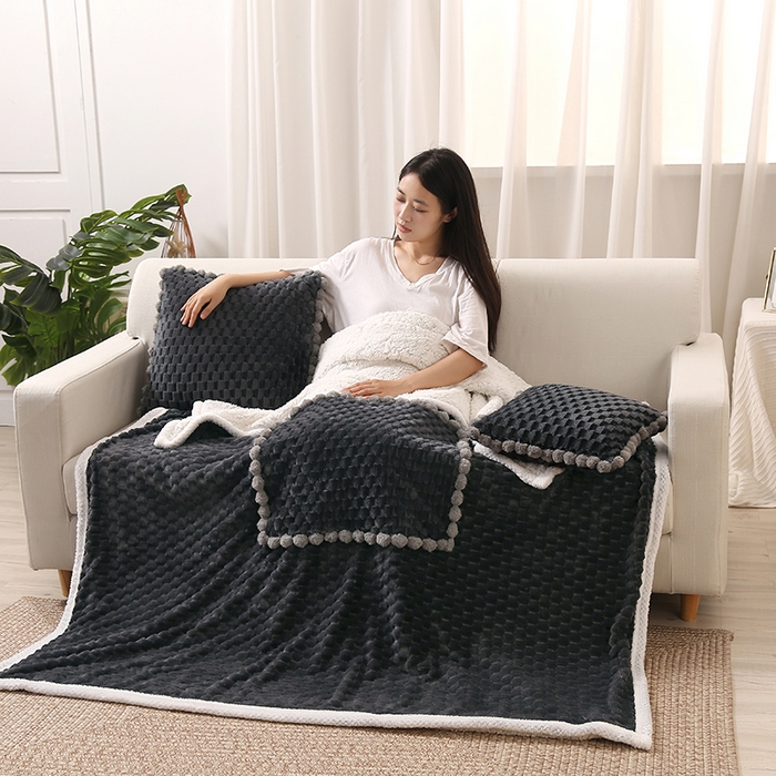 91家纺网 家纺一手货源 找家纺 伊可爱 2023秋冬多功能轻奢暖绒抱枕被盖毯 深灰色