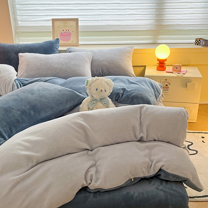 91家纺网 家纺一手货源 找家纺 三朵家纺 2023新款牛奶绒混搭系列四件套 粉蓝+蔚蓝