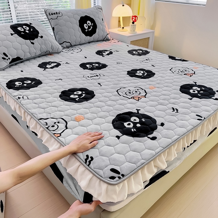 91家纺网 家纺一手货源 找家纺 情煊家纺 2023新款保暖牛奶绒夹棉床笠-花边款 黑豆精灵