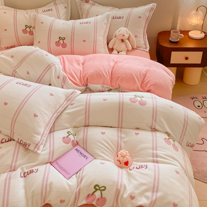 91家纺网 家纺一手货源 找家纺 梦之岛 2023新款牛奶绒加厚小清新印花保暖四件套 小樱桃