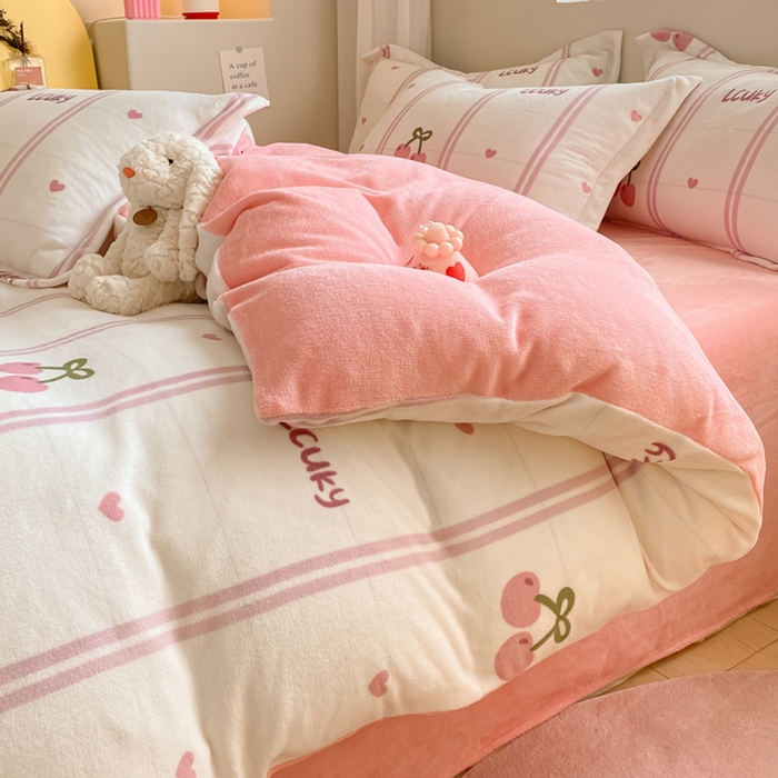 91家纺网 家纺一手货源 找家纺 梦之岛 2023新款牛奶绒加厚小清新印花保暖四件套 小樱桃