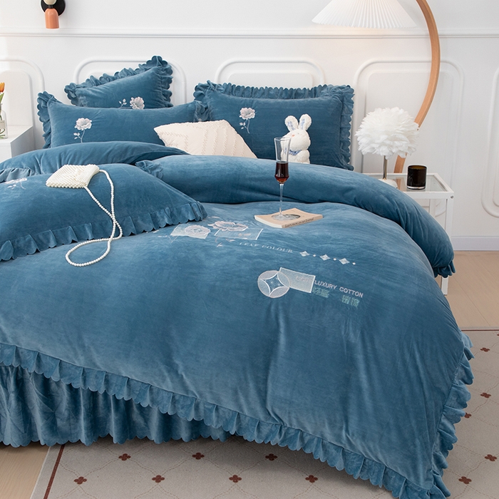 91家纺网 家纺一手货源 找家纺 优姿家纺 2024新品8.5斤德芙绒韩版床裙绣花保暖四件套 绽放宝石兰