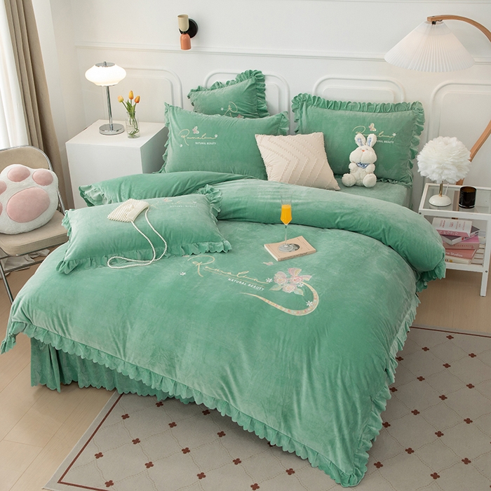 91家纺网 家纺一手货源 找家纺 优姿家纺 2024新品8.5斤德芙绒韩版床裙绣花保暖四件套 时尚玫瑰浅绿