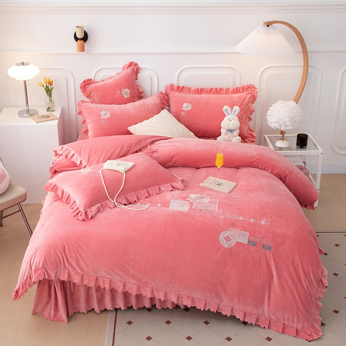 91家纺网 家纺一手货源 找家纺 优姿家纺 2024新品8.5斤德芙绒韩版床裙绣花保暖四件套 绽放少女粉