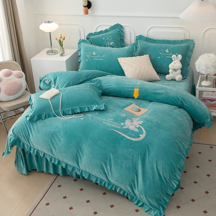 91家纺网 家纺一手货源 找家纺 优姿家纺 2024新品8.5斤德芙绒韩版床裙绣花保暖四件套 时尚玫瑰湖兰