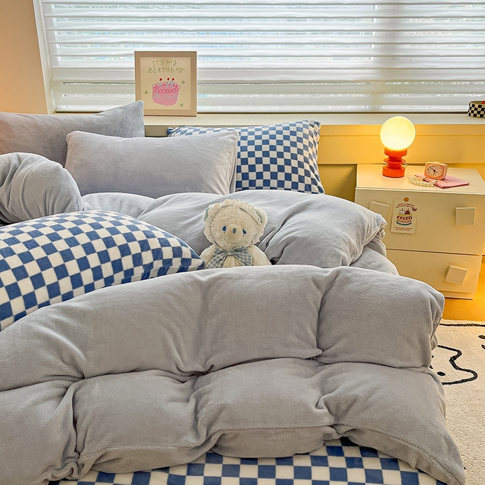 91家纺网 家纺一手货源 找家纺 三朵家纺 2023新款牛奶绒混搭系列四件套 粉蓝+蓝格