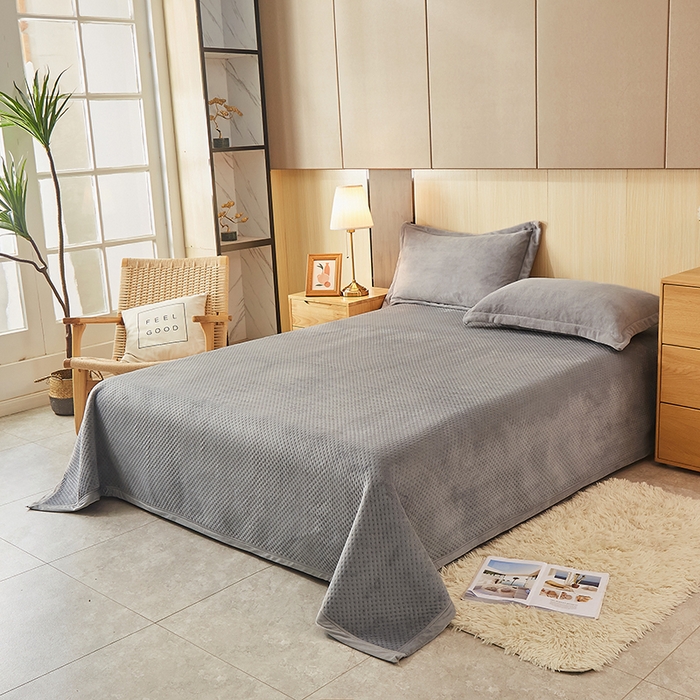 91家纺网 家纺一手货源 找家纺 胜权 2024款高克重牛奶绒夹棉单床盖单件保暖床盖三件套 贝儿多灰