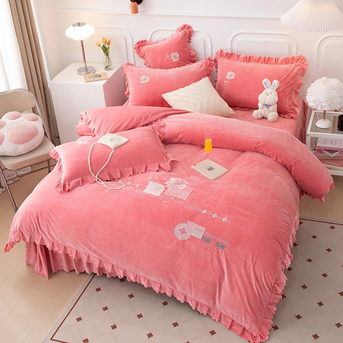 91家纺网 家纺一手货源 找家纺 优姿家纺 2024新品8.5斤德芙绒韩版床裙绣花保暖四件套 绽放少女粉