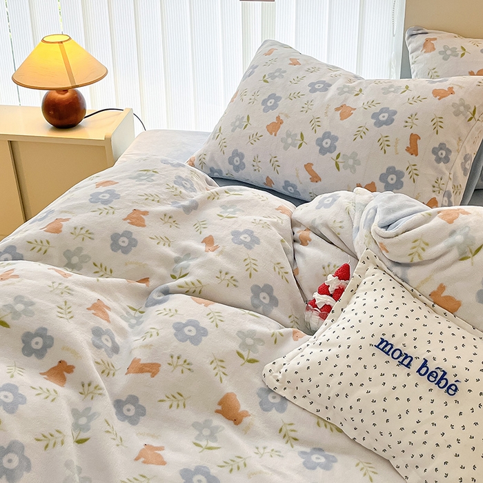 91家纺网 家纺一手货源 找家纺 金爱家 2023新款ins小清新韩系卡通少女心奶油兔子加厚牛奶绒系列四件套 绒-蓝花兔