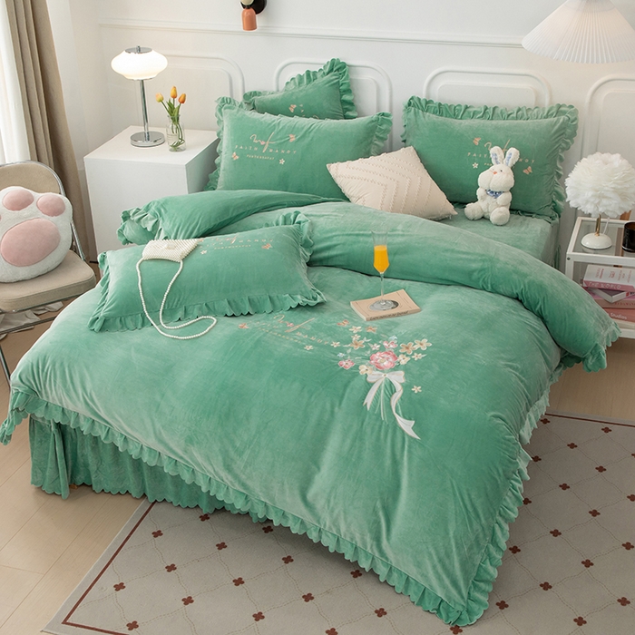 91家纺网 家纺一手货源 找家纺 优姿家纺 2024新品8.5斤德芙绒韩版床裙绣花保暖四件套 今生有约浅绿