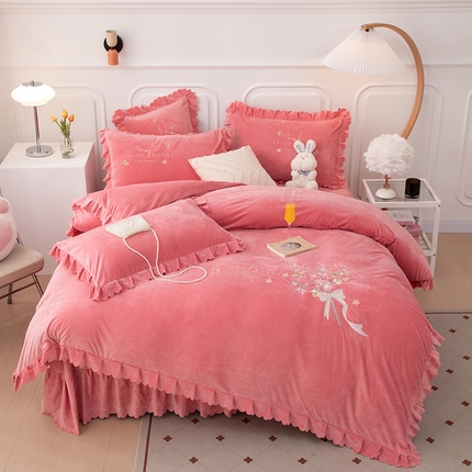 91家纺网 家纺一手货源 找家纺 优姿家纺 2024新品8.5斤德芙绒韩版床裙绣花保暖四件套 今生有约少女粉