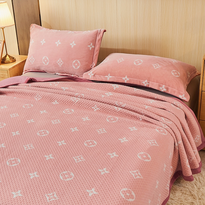 91家纺网 家纺一手货源 找家纺 胜权 2024款高克重牛奶绒夹棉单床盖单件保暖床盖三件套 四叶草-粉